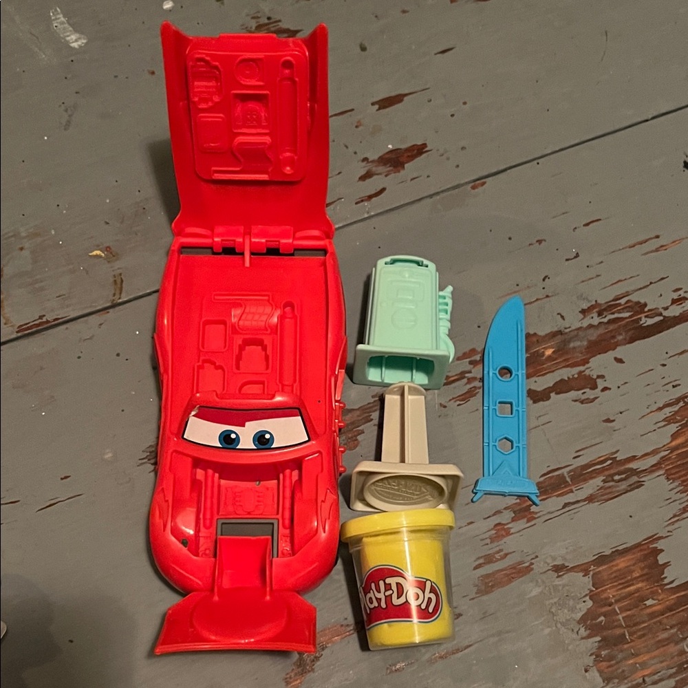 Lightning McQueen Car Play-doh playset  with Molding Tools and Yellow play-doh